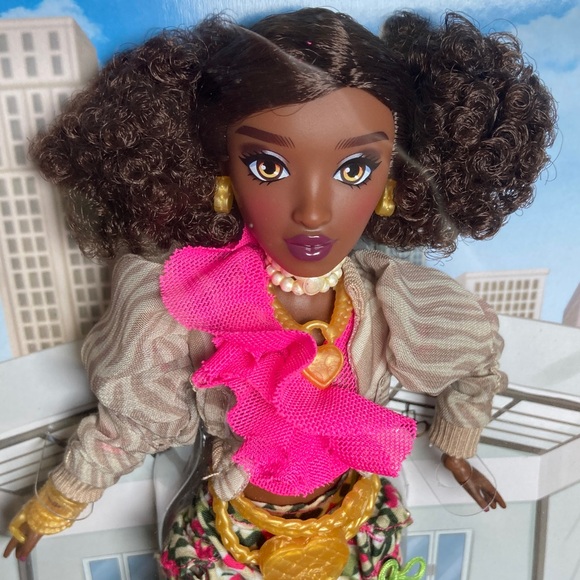 Londynn Fashion Doll with Pink and Gold Accessories - Picture 6 of 7